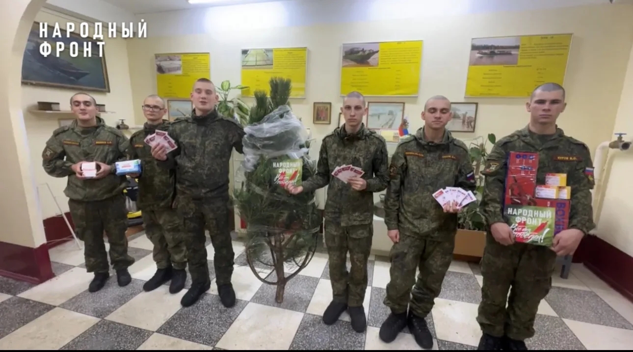 Военнослужащие Вооруженных Сил Российской Федерации, выполняющие задачи в зоне специальной военной операции, искренне поздравляют жителей России с наступившим Новым годом!
