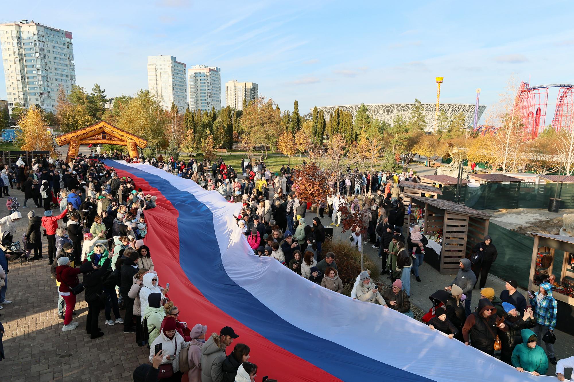 В Волгограде развернули стометровый флаг России