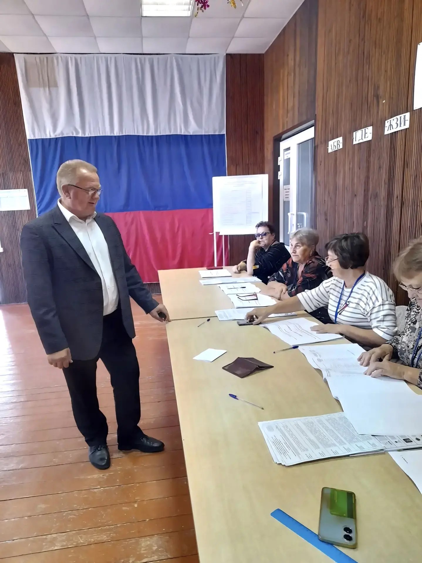 Глава Котельниковского муниципального района Сергей Тыщенко исполнил свой гражданский долг, проголосовав на избирательном участке № 2232, расположенном в   х. Нижнеяблочный Котельниковского района.