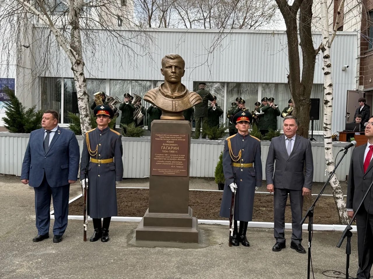И САМА  ПРИРОДА БГОСКЛОННА  К ПЕРВОМУ ПОКОРИТЕЛЮ КОСМОСА!!!
